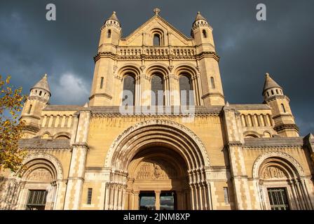 Der Blick auf die St. Anne's Cathedral aus dem 19.. Jahrhundert, die auch als Belfast Cathedral bekannt ist, bei Sonnenuntergang mit stürmischen Wolken im Hintergrund, Belfast, Nordirland, Großbritannien Stockfoto