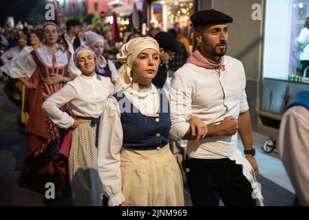 Prozession des Heiligen Johannes zum Haro-Platz in Les am Sant Joan-Nachtfest (Les, Aran-Tal, Lleida, Katalonien, Spanien, Pyrenäen) Stockfoto