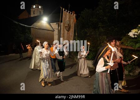 Prozession des Heiligen Johannes zum Haro-Platz in Les am Sant Joan-Nachtfest (Les, Aran-Tal, Lleida, Katalonien, Spanien, Pyrenäen) Stockfoto