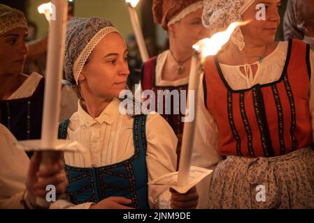 Prozession des Heiligen Johannes zum Haro-Platz in Les am Sant Joan-Nachtfest (Les, Aran-Tal, Lleida, Katalonien, Spanien, Pyrenäen) Stockfoto