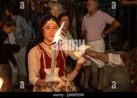 Prozession des Heiligen Johannes zum Haro-Platz in Les am Sant Joan-Nachtfest (Les, Aran-Tal, Lleida, Katalonien, Spanien, Pyrenäen) Stockfoto