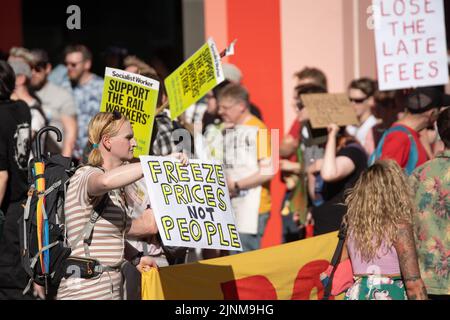 Glasgow, Schottland, Großbritannien. 12. August 2022. Glasgow. „Power to the People“-Demonstration vor den Hauptbüros von Scottish Power, um gegen den dramatischen Anstieg der Gas- und Strompreise der Haushalte zu protestieren. Kredit: R.Gass/Alamy Live Nachrichten Stockfoto