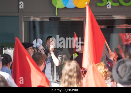 Glasgow, Schottland, Großbritannien. 12. August 2022. Glasgow. „Power to the People“-Demonstration vor den Hauptbüros von Scottish Power, um gegen den dramatischen Anstieg der Gas- und Strompreise der Haushalte zu protestieren. Kredit: R.Gass/Alamy Live Nachrichten Stockfoto