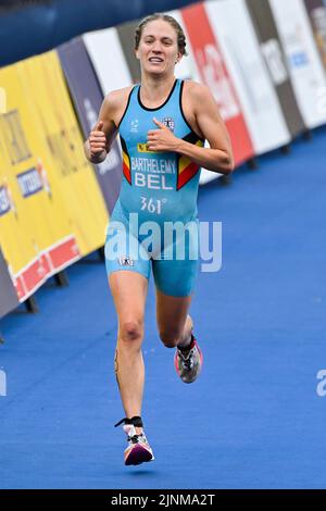 Die belgische Triathletin Valerie Barthelemy im Bild bei der Ziellinie des Triathlon-Euros der Frauen im Rahmen der Europameisterschaft München 2022 in München, Deutschland, am Freitag, den 12. August 2022. Die zweite Auflage der Europameisterschaften findet vom 11. Bis 22. August statt und umfasst neun Sportarten. BELGA FOTO ERIC LALMAND Stockfoto