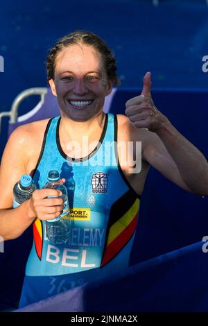 Die belgische Triathletin Valerie Barthelemy reagiert nach dem Triathlon-Euro der Frauen, der an der Europameisterschaft München 2022 teilnimmt, am Freitag, dem 12. August 2022 in München. Die zweite Auflage der Europameisterschaften findet vom 11. Bis 22. August statt und umfasst neun Sportarten. BELGA FOTO ERIC LALMAND Stockfoto