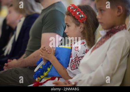 Am Jugendtag, dem 12.. August, nahm der Präsident der Ukraine, Wolodymyr Zelenskyy, zusammen mit seiner Frau Olena an der Zeremonie zur Ehrung der Teilnehmer der Veranstaltung „Kinderretter – Kriegshelden“ Teil. Diese Veranstaltung wird vom Staatlichen Notdienst der Ukraine mit Unterstützung des Präsidenten durchgeführt. Es geschieht zum ersten Mal. Die Teilnehmer der Veranstaltung sind junge Ukrainer, die die Heldentat eines Retters während der umfassenden russischen Invasion durchgeführt haben. Die Zeremonie fand im Weißen Saal der Helden der Ukraine im Mariyinsky-Palast in Kiew, Ukraine, statt. Stockfoto