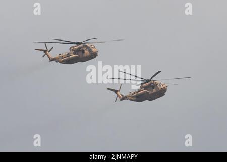 Jerusalem, Israel - 5.. Mai 2022: Zwei hubschrauber der israelischen Luftwaffe Sikorsky CH-53 Sea Hallion fliegen in einem trüben Himmel. Stockfoto