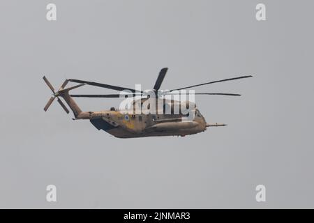 Jerusalem, Israel - 5.. Mai 2022: Ein hubschrauber der israelischen Luftwaffe Sikorsky CH-53 Sea Henglion, der in einem trüben Himmel fliegt. Stockfoto