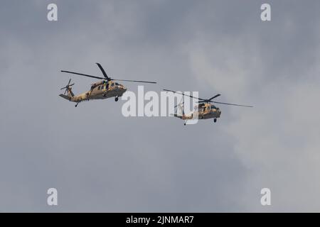 Jerusalem, Israel - 5.. Mai 2022: Zwei hubschrauber der israelischen Luftwaffe Sikorsky UH-60 Black Hawk fliegen in einem bewölkten Himmel. Stockfoto