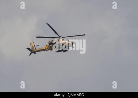 Jerusalem, Israel - 5.. Mai 2022: Ein israelischer Hubschrauber der Luftwaffe Boeing AH-64 Apache, der in einem trüben Himmel fliegt. Stockfoto