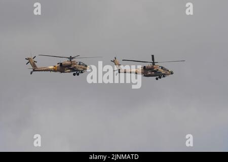 Jerusalem, Israel - 5.. Mai 2022: Zwei hubschrauber der israelischen Luftwaffe Boeing AH-64 Apache fliegen in einem trüben Himmel. Stockfoto
