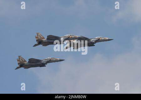 Jerusalem, Israel - 5.. Mai 2022: Drei israelische Luftstreitkräfte McDonnell Douglas F-15 Eagle, die in einem trüben Himmel fliegen. Stockfoto