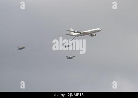 Jerusalem, Israel - 5.. Mai 2022: Drei israelische Flugzeuge der General Dynamics F-16 demonstrieren die Betankung aus der Luft mit einem Flugzeug der Boeing 707. Stockfoto