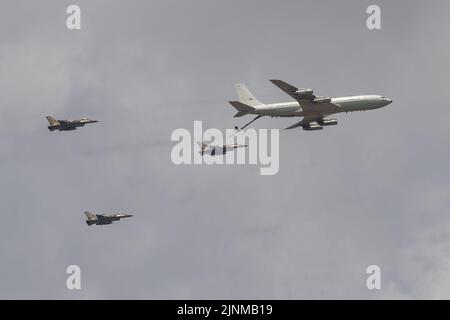 Jerusalem, Israel - 5.. Mai 2022: Drei israelische Flugzeuge der General Dynamics F-16 demonstrieren die Betankung aus der Luft mit einem Flugzeug der Boeing 707. Stockfoto