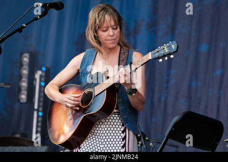 Cropredy, Großbritannien. 12. August 2022. Cropredy, Großbritannien. 12. August 2022. Die australische Singer-Songwriterin und Gitarristin Emily Barker spielt live auf der Bühne des Cropredy Festivals der Farirport Convention. Emily Barker (geboren am 2. Dezember 1980) ist eine australische Singer-Songwriterin, Musikerin und Komponistin. Ihre Musik war das Thema der BBC-Dramen Wallander und The Shadow Line. Mit dem Multi-Instrumental-Trio The Red Clay Halo nahm sie vier Alben auf Credit: SOPA Images Limited/Alamy Live News Credit: SOPA Images Limited/Alamy Live News Stockfoto