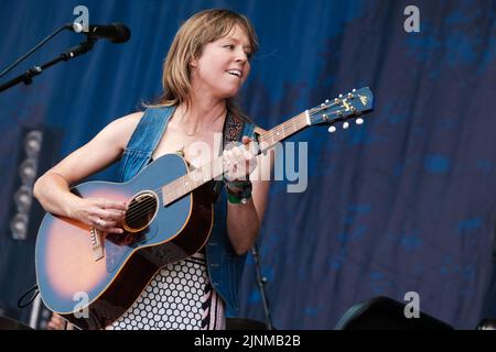 Cropredy, Großbritannien. 12. August 2022. Cropredy, Großbritannien. 12. August 2022. Die australische Singer-Songwriterin und Gitarristin Emily Barker spielt live auf der Bühne des Cropredy Festivals der Farirport Convention. Emily Barker (geboren am 2. Dezember 1980) ist eine australische Singer-Songwriterin, Musikerin und Komponistin. Ihre Musik war das Thema der BBC-Dramen Wallander und The Shadow Line. Mit dem Multi-Instrumental-Trio The Red Clay Halo nahm sie vier Alben auf Credit: SOPA Images Limited/Alamy Live News Credit: SOPA Images Limited/Alamy Live News Stockfoto