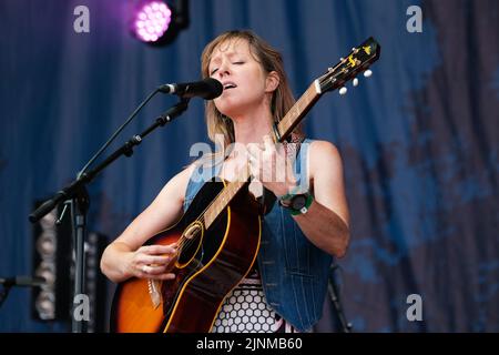 Cropredy, Großbritannien. 12. August 2022. Cropredy, Großbritannien. 12. August 2022. Die australische Singer-Songwriterin und Gitarristin Emily Barker spielt live auf der Bühne des Cropredy Festivals der Farirport Convention. Emily Barker (geboren am 2. Dezember 1980) ist eine australische Singer-Songwriterin, Musikerin und Komponistin. Ihre Musik war das Thema der BBC-Dramen Wallander und The Shadow Line. Mit dem Multi-Instrumental-Trio The Red Clay Halo nahm sie vier Alben auf Credit: SOPA Images Limited/Alamy Live News Credit: SOPA Images Limited/Alamy Live News Stockfoto