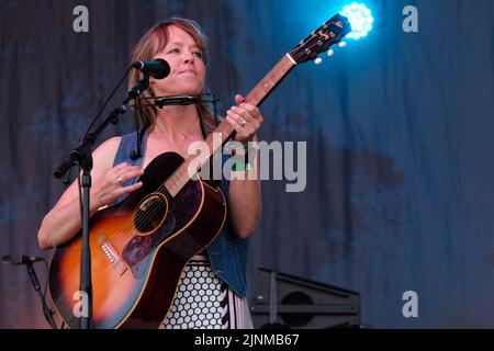 Cropredy, Großbritannien. 12. August 2022. Cropredy, Großbritannien. 12. August 2022. Die australische Singer-Songwriterin und Gitarristin Emily Barker spielt live auf der Bühne des Cropredy Festivals der Farirport Convention. Emily Barker (geboren am 2. Dezember 1980) ist eine australische Singer-Songwriterin, Musikerin und Komponistin. Ihre Musik war das Thema der BBC-Dramen Wallander und The Shadow Line. Mit dem Multi-Instrumental-Trio The Red Clay Halo nahm sie vier Alben auf Credit: SOPA Images Limited/Alamy Live News Credit: SOPA Images Limited/Alamy Live News Stockfoto