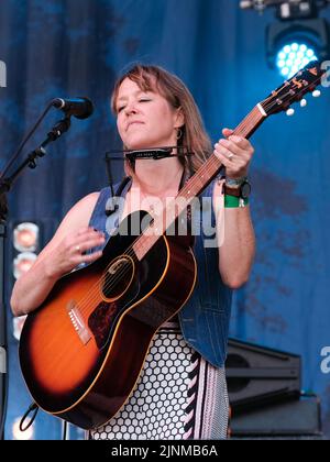 Cropredy, Großbritannien. 12. August 2022. Cropredy, Großbritannien. 12. August 2022. Die australische Singer-Songwriterin und Gitarristin Emily Barker spielt live auf der Bühne des Cropredy Festivals der Farirport Convention. Emily Barker (geboren am 2. Dezember 1980) ist eine australische Singer-Songwriterin, Musikerin und Komponistin. Ihre Musik war das Thema der BBC-Dramen Wallander und The Shadow Line. Mit dem Multi-Instrumental-Trio The Red Clay Halo nahm sie vier Alben auf Credit: SOPA Images Limited/Alamy Live News Credit: SOPA Images Limited/Alamy Live News Stockfoto