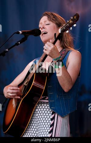 Cropredy, Großbritannien. 12. August 2022. Cropredy, Großbritannien. 12. August 2022. Die australische Singer-Songwriterin und Gitarristin Emily Barker spielt live auf der Bühne des Cropredy Festivals der Farirport Convention. Emily Barker (geboren am 2. Dezember 1980) ist eine australische Singer-Songwriterin, Musikerin und Komponistin. Ihre Musik war das Thema der BBC-Dramen Wallander und The Shadow Line. Mit dem Multi-Instrumental-Trio The Red Clay Halo nahm sie vier Alben auf Credit: SOPA Images Limited/Alamy Live News Credit: SOPA Images Limited/Alamy Live News Stockfoto