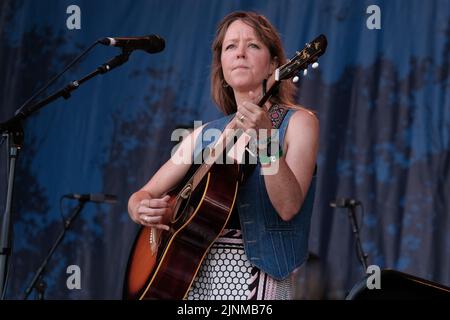 Cropredy, Großbritannien. 12. August 2022. Cropredy, Großbritannien. 12. August 2022. Die australische Singer-Songwriterin und Gitarristin Emily Barker spielt live auf der Bühne des Cropredy Festivals der Farirport Convention. Emily Barker (geboren am 2. Dezember 1980) ist eine australische Singer-Songwriterin, Musikerin und Komponistin. Ihre Musik war das Thema der BBC-Dramen Wallander und The Shadow Line. Mit dem Multi-Instrumental-Trio The Red Clay Halo nahm sie vier Alben auf Credit: SOPA Images Limited/Alamy Live News Credit: SOPA Images Limited/Alamy Live News Stockfoto