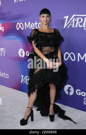 Los Angeles, USA. 11. August 2022. Rebecca Black nimmt am 11. August 2022 an der Power of Young Hollywood-Judäa 2022 von Facebook Gaming in Los Angeles, Kalifornien, Teil. Foto: Crash/imageSPACE/Sipa USA Kredit: SIPA USA/Alamy Live News Stockfoto