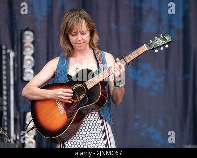 Cropredy, Großbritannien. 12. August 2022. Die australische Singer-Songwriterin und Gitarristin Emily Barker spielt live auf der Bühne des Cropredy Festivals der Farirport Convention. Emily Barker (geboren am 2. Dezember 1980) ist eine australische Singer-Songwriterin, Musikerin und Komponistin. Ihre Musik war das Thema der BBC-Dramen Wallander und The Shadow Line. Mit dem Multi-Instrumental-Trio The Red Clay Halo nahm sie vier Alben auf (Foto: Dawn Fletcher-Park/SOPA Images/Sipa USA) Quelle: SIPA USA/Alamy Live News Stockfoto