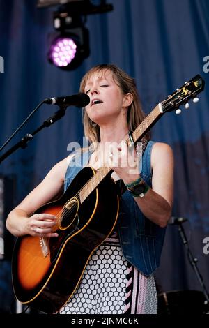 Cropredy, Großbritannien. 12. August 2022. Die australische Singer-Songwriterin und Gitarristin Emily Barker spielt live auf der Bühne des Cropredy Festivals der Farirport Convention. Emily Barker (geboren am 2. Dezember 1980) ist eine australische Singer-Songwriterin, Musikerin und Komponistin. Ihre Musik war das Thema der BBC-Dramen Wallander und The Shadow Line. Mit dem Multi-Instrumental-Trio The Red Clay Halo nahm sie vier Alben auf (Foto: Dawn Fletcher-Park/SOPA Images/Sipa USA) Quelle: SIPA USA/Alamy Live News Stockfoto