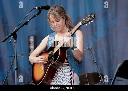 Cropredy, Großbritannien. 12. August 2022. Die australische Singer-Songwriterin und Gitarristin Emily Barker spielt live auf der Bühne des Cropredy Festivals der Farirport Convention. Emily Barker (geboren am 2. Dezember 1980) ist eine australische Singer-Songwriterin, Musikerin und Komponistin. Ihre Musik war das Thema der BBC-Dramen Wallander und The Shadow Line. Mit dem Multi-Instrumental-Trio The Red Clay Halo nahm sie vier Alben auf (Foto: Dawn Fletcher-Park/SOPA Images/Sipa USA) Quelle: SIPA USA/Alamy Live News Stockfoto