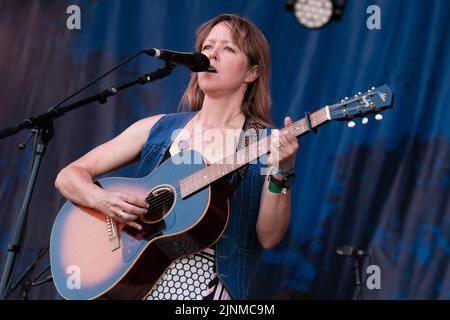 Cropredy, Großbritannien. 12. August 2022. Die australische Singer-Songwriterin und Gitarristin Emily Barker spielt live auf der Bühne des Cropredy Festivals der Farirport Convention. Emily Barker (geboren am 2. Dezember 1980) ist eine australische Singer-Songwriterin, Musikerin und Komponistin. Ihre Musik war das Thema der BBC-Dramen Wallander und The Shadow Line. Mit dem Multi-Instrumental-Trio The Red Clay Halo nahm sie vier Alben auf (Foto: Dawn Fletcher-Park/SOPA Images/Sipa USA) Quelle: SIPA USA/Alamy Live News Stockfoto