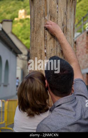 HARO Festival in Les, wo die Menschen ihre Wünsche in den Kofferraum des Haro legen, damit sie in der Nacht von Sant Joan (Aran-Tal, Lleida) verbrannt werden Stockfoto