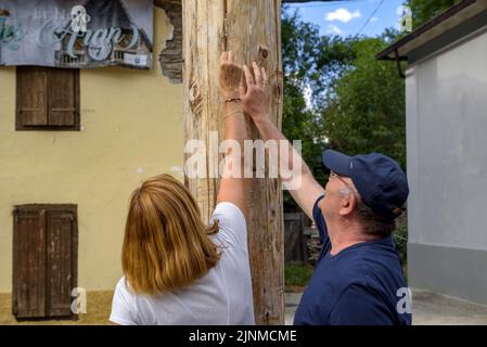 HARO Festival in Les, wo die Menschen ihre Wünsche in den Kofferraum des Haro legen, damit sie in der Nacht von Sant Joan (Aran-Tal, Lleida) verbrannt werden Stockfoto