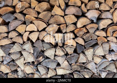 Kleiner Teil des Brennholzes in meinem neuen Holzschuppen. Stockfoto