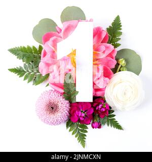 Kreatives Layout mit bunten Blumen, Blättern und Nummer eins isoliert auf weißem Hintergrund. Jubiläumskonzept. Flach liegend. Stockfoto