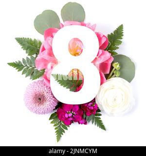 Kreatives Layout mit bunten Blumen, Blättern und Nummer acht isoliert auf weißem Hintergrund. Jubiläumskonzept. Flach liegend. Stockfoto