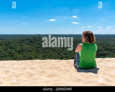 Reife kaukasische Frau auf der Düne von Pilat in Arcachon, Frankreich Stockfoto