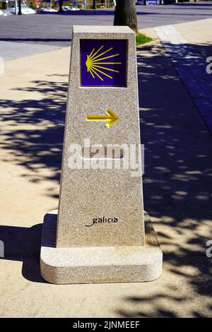 Steinschild mit Jakobsmuschel und gelbem Pfeil auf dem Weg zum Camino de Santiago in Burgos Stockfoto