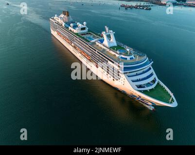 MS Island Princess ist ein Korallenschiff der Princess Cruises-Linie. Sie ist das Schwesterschiff von Coral Princess. Ankunft in Southampton. Stockfoto