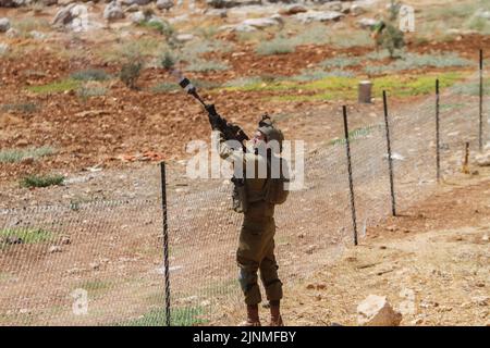 Nablus, Westjordanland, Palästina. 2. August 2022. Ein israelischer Soldat feuert während der Demonstration gegen israelische Siedlungen im Dorf Beit Dajan in der Nähe der Stadt Nablus im Westjordanland Tränengaskanister auf die palästinensischen Demonstranten. (Bild: © Nasser Ishtayeh/SOPA Images via ZUMA Press Wire) Stockfoto