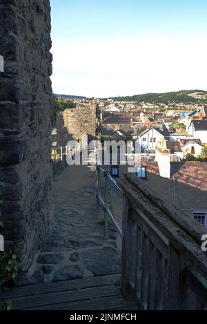 Die mittelalterliche Stadtmauer von Conwy, Nord-Wales, stammt aus dem Jahr 1283 und umfasst 22 Hektar Conwy Town mit einem großen Befestigungssystem von Edward 1 Stockfoto