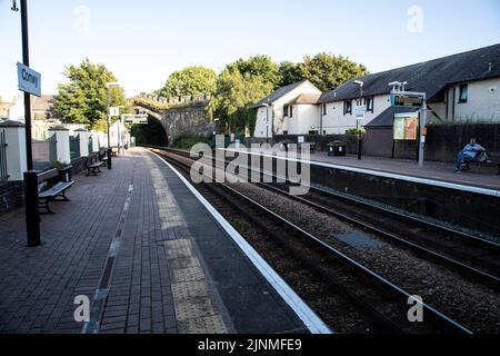 Der Bahnsteig 1 am Bahnhof Conwy in Nordwales wurde 1848 an einem Sommerabend eröffnet, der Züge in Richtung Osten bedient Stockfoto