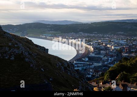 Die Morgensonne erhellt die Nordküste und die Promenade von Llandudno Bay in Conwy, North Wales, Großbritannien Stockfoto