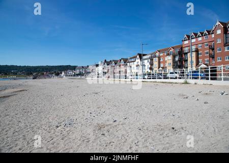 Ein Blick auf Rhos on Sea Beach von Rhos Point mit Hotels, Apartments und Touristenunterkünften am Meer zusammen mit Geschäften in Nordwales, Großbritannien Stockfoto