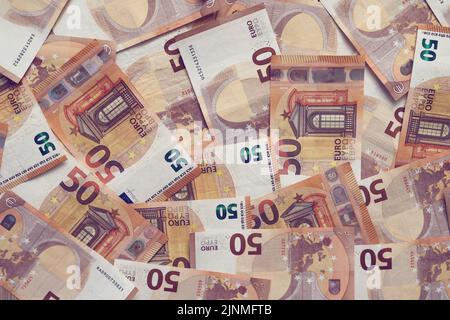 Hintergrund der Banknoten 50 Euro schön angelegt. Euro-Geld. Banken der Europäischen Union, finanzielle Einsparungen. Konzept der Wirtschaft. Banken, Geld, Reichtum Stockfoto