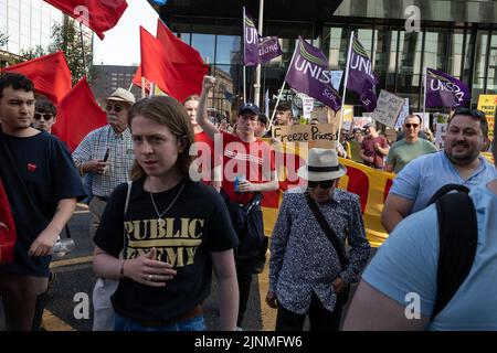 Glasgow, Großbritannien, 12.. August 2022. Protest gegen den Anstieg der Kraftstoffpreise und die Lebenshaltungskosten vor dem Hauptsitz der schottischen Energieversorger in Glasgow, Schottland, 12. August 2022. Foto: Jeremy Sutton-Hibbert/Alamy Live News. Stockfoto