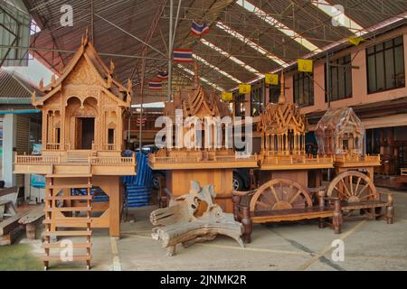 Riesige hölzerne Geisterhäuser, die von Holzmeistern in einem Atelier im Künstlerdorf Baan Tawai, Chiang Mai, Thailand, gebaut wurden. Stockfoto