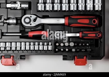 Schraubenschlüssel in verschiedenen Größen mit verschiedenen Innensechskantschrauben in einem schwarzen Kasten Stockfoto