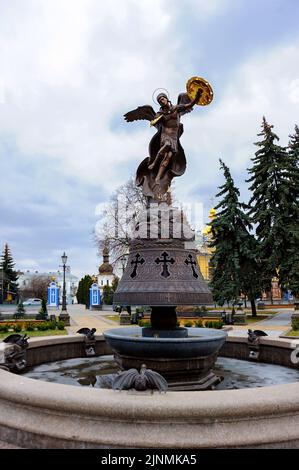 Kiew Stadtbild mit Brunnen und Erzengel Michael Stadtpatron in der Ukraine Stockfoto