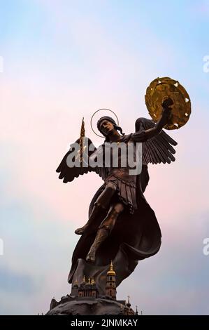 Erzengel Michael Skulptur auf einem Brunnen in Kiew Ukraine Stockfoto