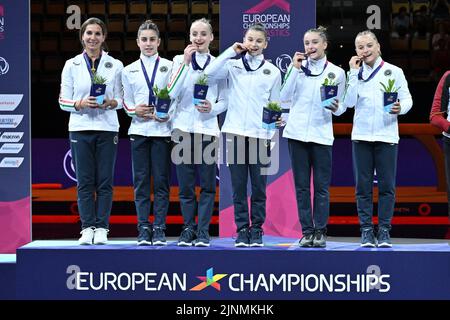 München, Deutschland. 12. August 2022. Olympiahalle, München, Italien, 12. August 2022, TEAM: Italien GOLD während der Europameisterschaft der künstlerischen Gymnastik der Frauen - Qualifikation der Junioren der Frauen inkl. Team- und Allroundfinale - Gymnastik Credit: Live Media Publishing Group/Alamy Live News Credit: Live Media Publishing Group/Alamy Live News Stockfoto